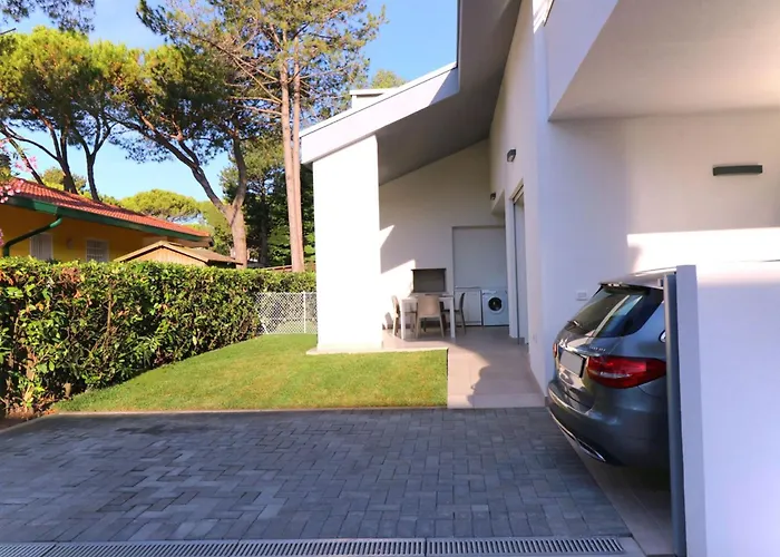 Brand New With Private Fenced Garden Vila *